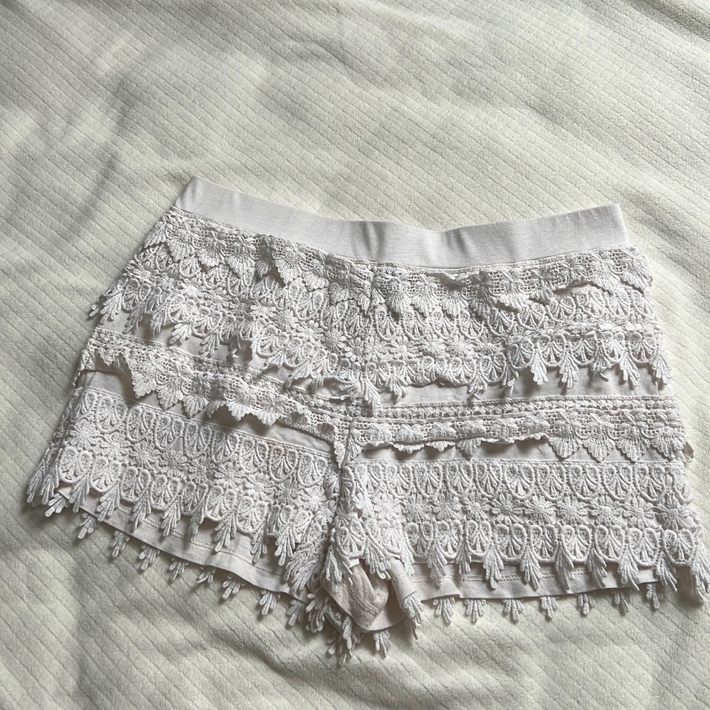 Express short, Lacey frill